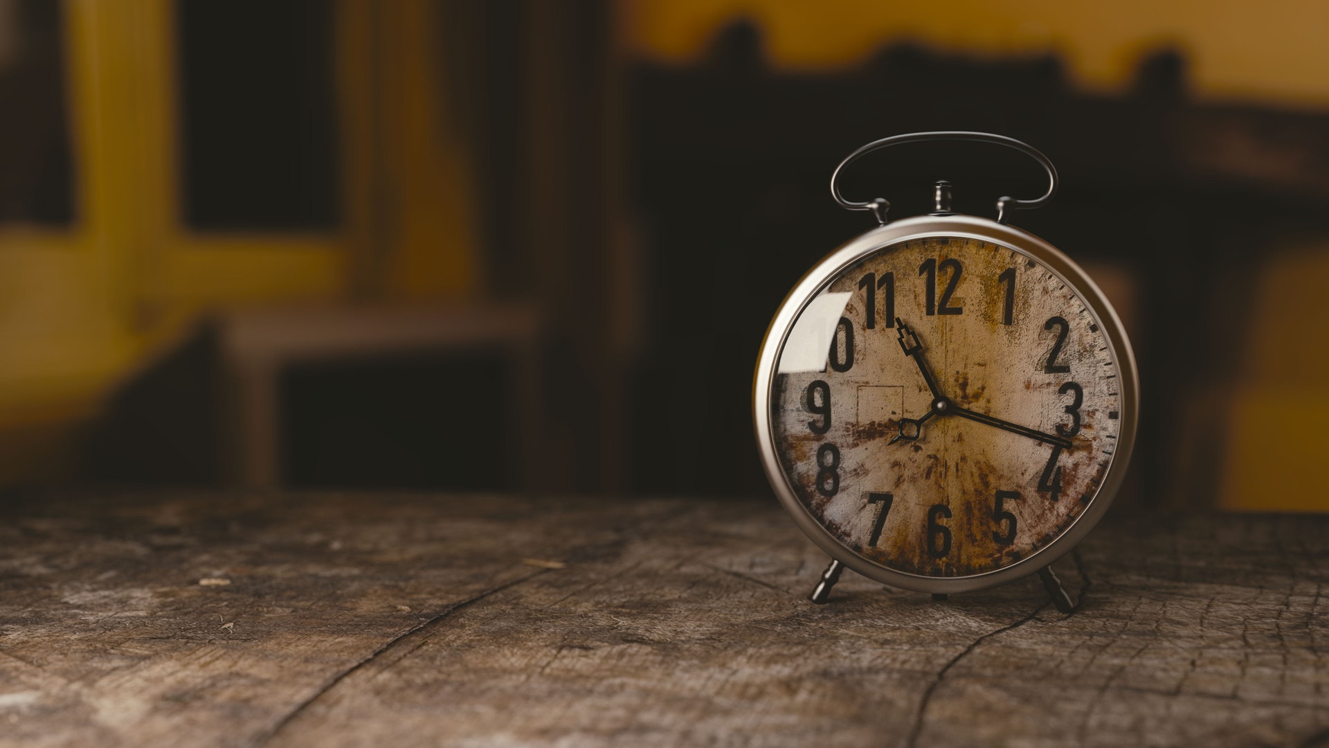 Friday Feature: Like a broken clock | Tackle Trading (photo by Monoar Rahman on Pexels)